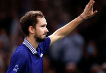 Российский теннисист Медведев первым вышел в полуфинал итогового турнира ATP