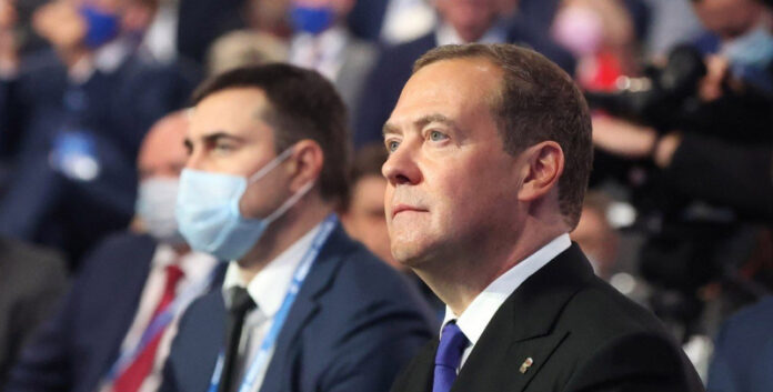 dmitrij-medvedev-ostajotsja-v-obojme-450c2c5