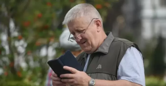 smartfon-kazhdomu-pensioneru-piar-prezidenta-pljus-podgotovka-k-onlajn-vyboram-36c88bc
