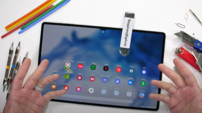 gigantskij-planshet-samsung-ne-prognulsja-na-teste-b397f42