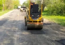 Ремонтируют дороги и строят объезды: в Черниговской области восстанавливают дорожную инфраструктуру
