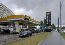 Водители о дефиците топлива: На Подоле цену загнули по 70 гривен за литр