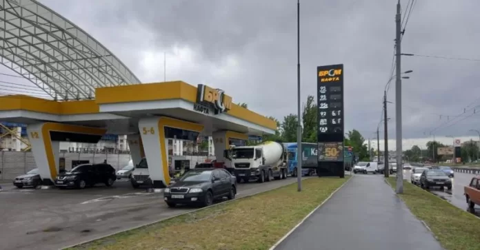 voditeli-o-deficite-topliva-na-podole-cenu-zagnuli-po-70-griven-za-litr-f25dd2a