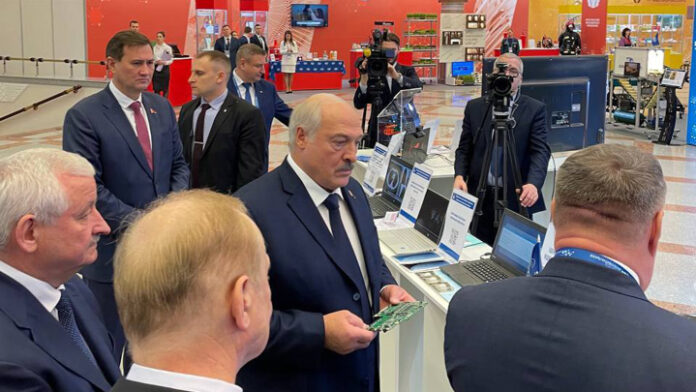 lukashenko-zamenili-apple-na-belorusskuju-evm-37944ce