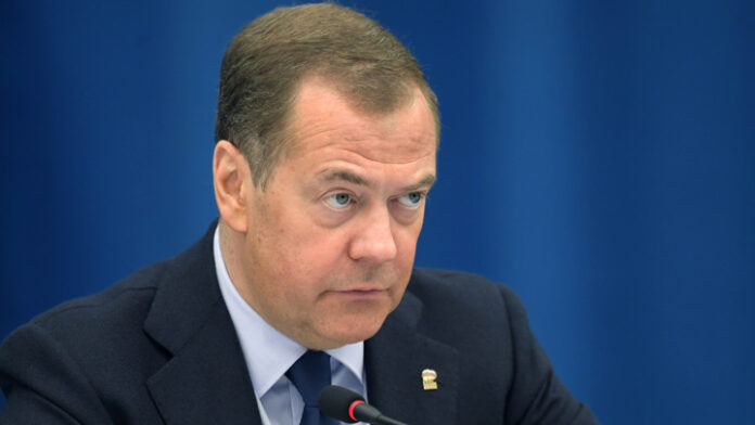 medvedev-podderzhal-antizapadnoe-piratstvo-836f4c7