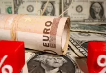 Украинцы снова делают валютные заначки. Что покупать – доллар или евро