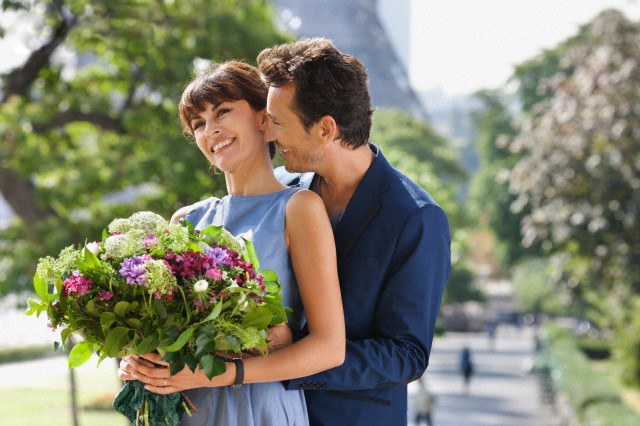Какие цветы подарить девушке