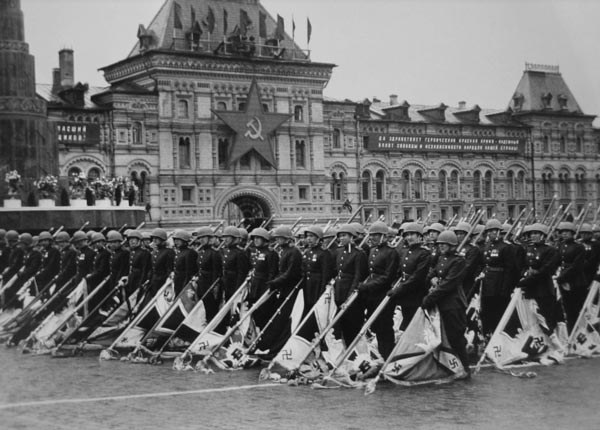 Как проходил парад 9 мая 1945 года