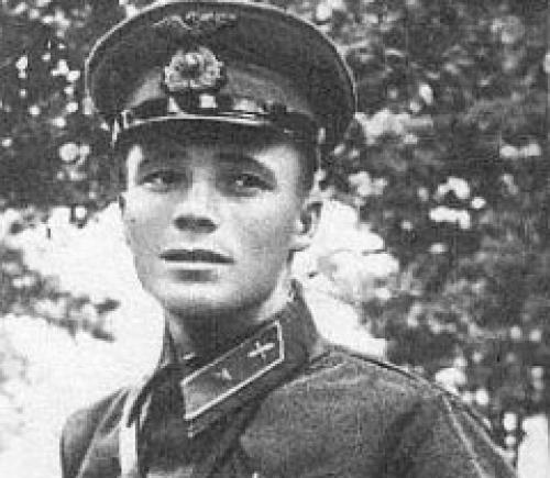 Летчик Виктор Талалихин впервые в Великой Отечественной войне совершил ночной воздушный таран