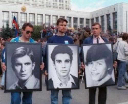 В Москве потерпел поражение августовский путч ГКЧП