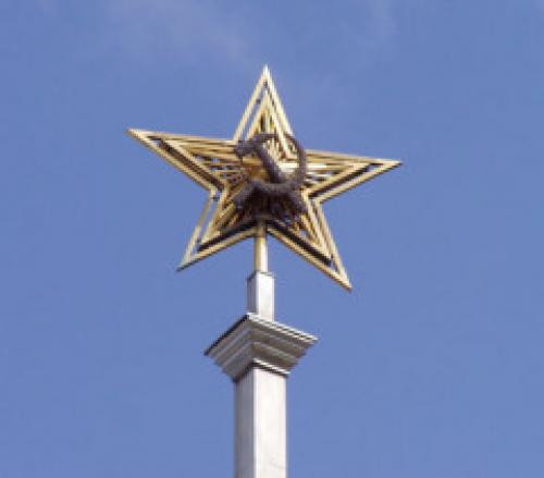 На Спасской башне Московского Кремля установлена первая пятиконечная звезда