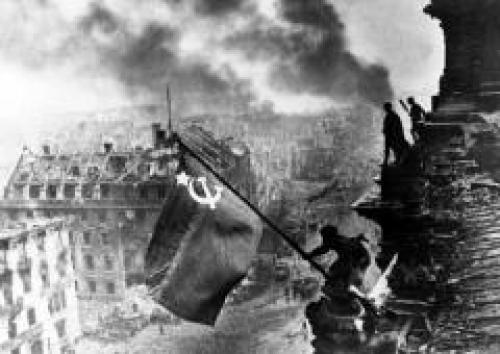 Советские воины водрузили Знамя Победы над рейхстагом в Берлине