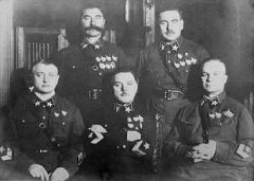В Вооруженных силах СССР введены персональные воинские звания для кадрового состава армии и флота и высшее звание «Маршал Советского Союза»