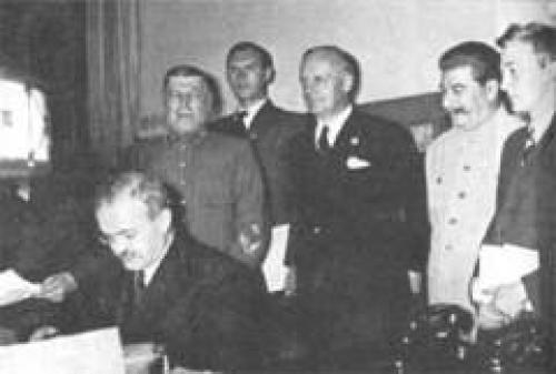 Подписан пакт Молотова-Риббентропа