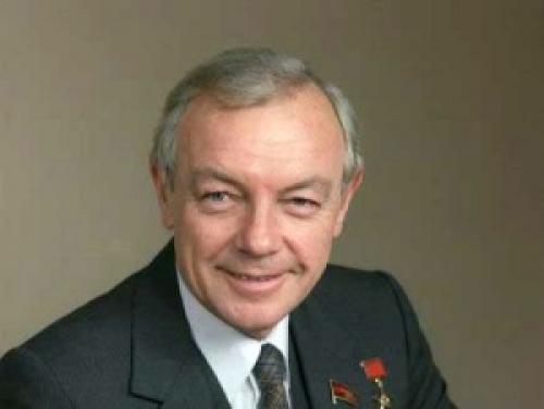 Кирилл Лавров